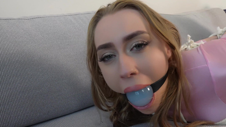 Latina Fetish: Alina Endures Si awek berprasangka ketat dan gags yang mencabar...