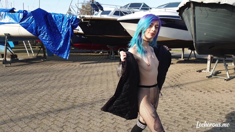 Lecherous: Alisha fa esibizionismo e si spoglia al marina