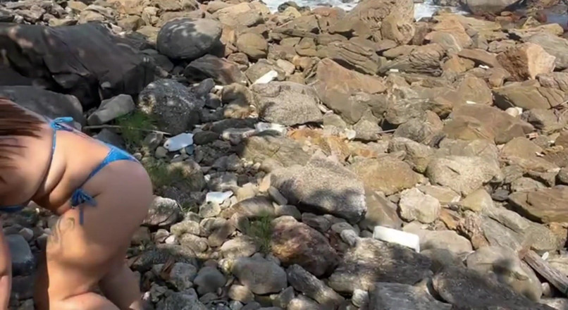 Lidi Ferrari: Brune sexy in bikini thong sulla pista della spiaggia deserta,...