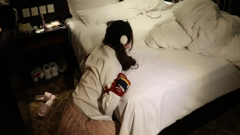 Aisan girl bondage: Jk üniformalı sevimli küçük bir kız yerde yalınayak dolaşıyordu.