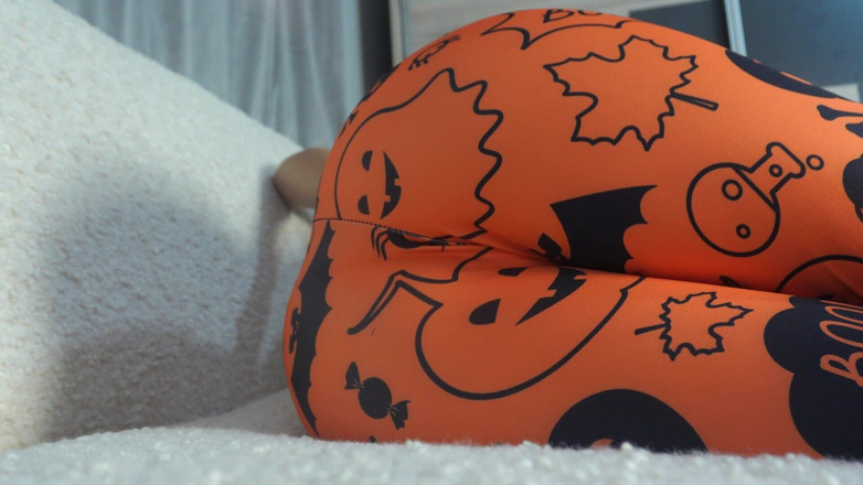 AmayaMori: Une demi-sœur indienne dans un legging d’Halloween pète et se...