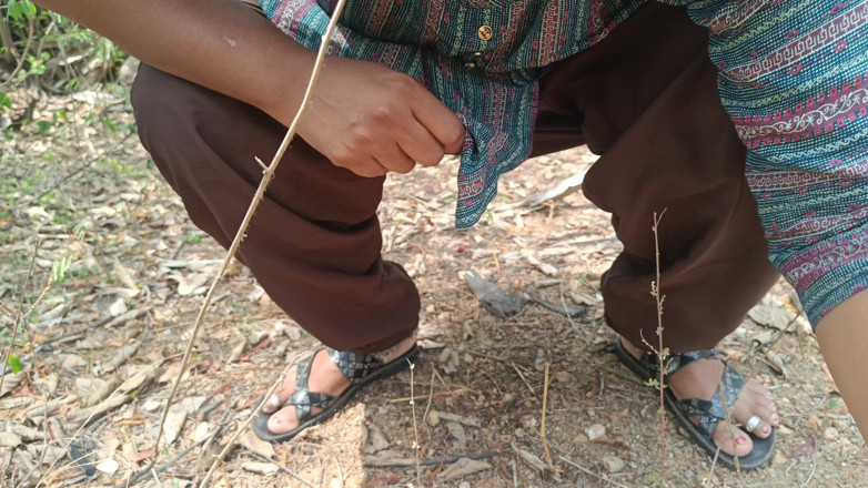 Magilmathi: Abang tiri lagi asik nikmatin ibu rumah tangga di hutan...