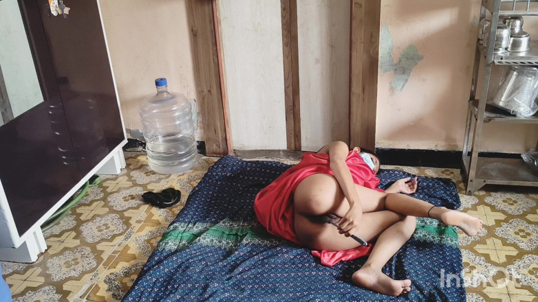 Desishycouple: Desi Bhabhi Shivani masturbuje się w Czerwonym Sari.