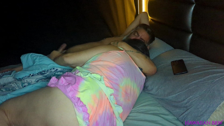 BBW Pleasures: Толстушка-жена дрочит мужу в постели