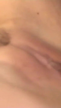 Il appelle la secrétaire qui a commis des erreurs et la baise en lui éjaculant sur la chatte