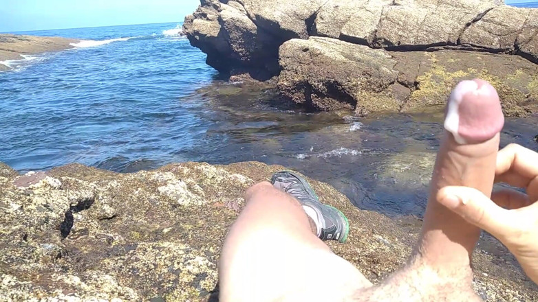 Elvissc: Szarpanie wielkiego twardego kutasa z widokiem na morze w Beach...
