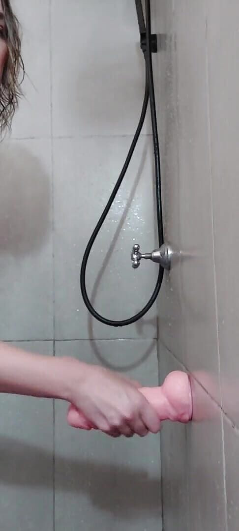 Flor_latina: En baisant un gode, j’ai envie moi-même dans la salle...
