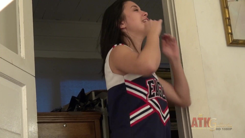 ATKIngdom Fans: Hinter den kulissen mit sexy teen-cheerleaderin