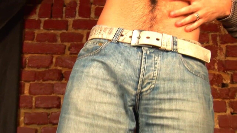 Jerking studs: ブロークストレートスラブの男は、ジャークオフする必要があります