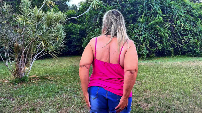 Venus Rising_Hotwife: MILF avsugning i skogen