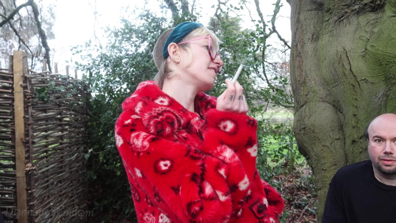 Domestic femdom: 忽视他们的烟灰缸