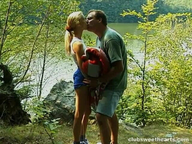 SkinnySweetHearts: Debbie dientot di pinggir sungai