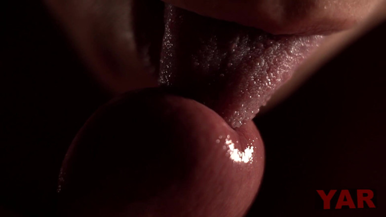 YARzabello: Une femme adulte suce doucement une bite et prend du...