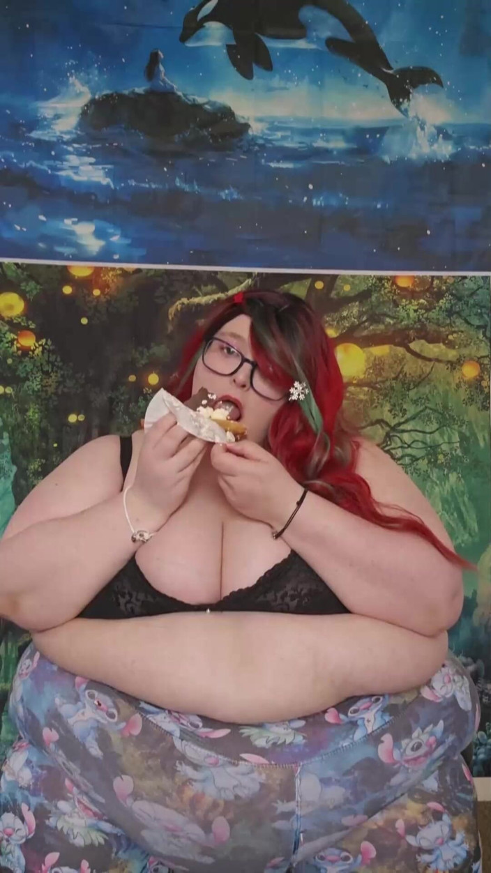 SSBBWLadyBrads: La gatta che ha ricevuto la crema - leccata di crema...
