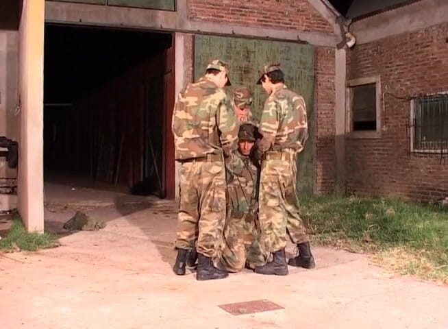 Bareback TV: Gran escena de gang bang militar gay