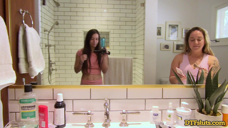 DTFSluts: Nacktes kameramädchen abbie zwischen remy und james erwischt