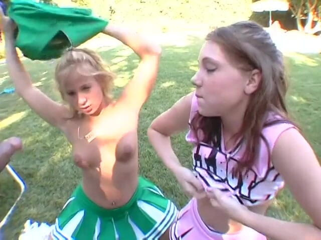 Tight little babes: Дуже милих вболівальниць з крихітною пиздою трахає товстий член