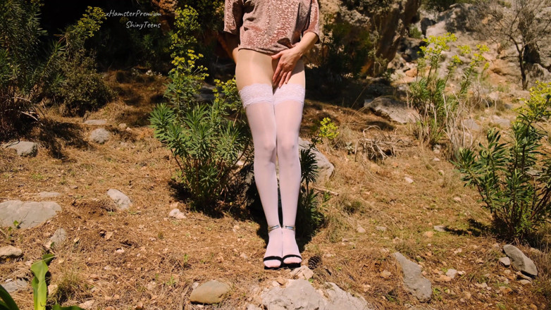 Shiny teens: Collant beige lucidi, calze bianche e pantaloncini di jeans sexy