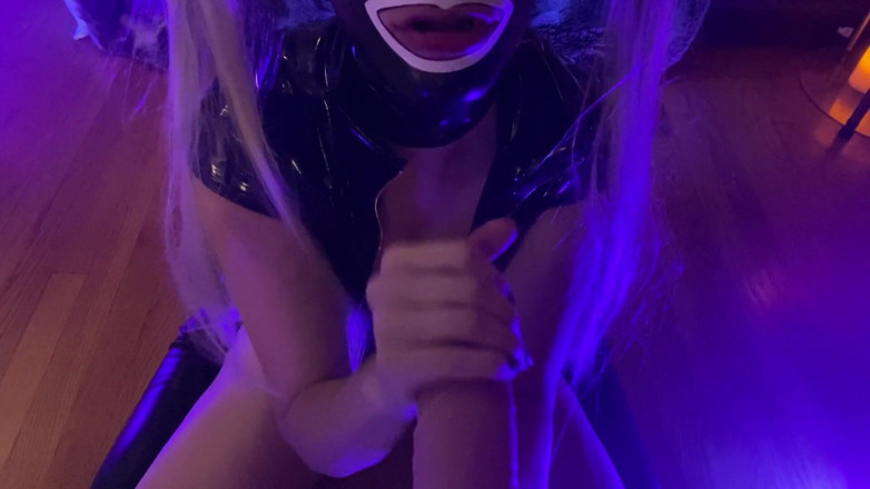 TheRealKittyD: Un pompino salivoso pov in lattice