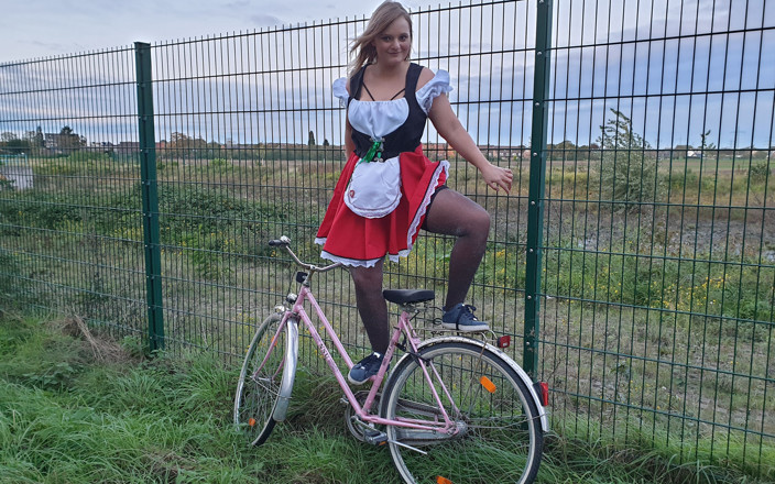 Lina Mila: Action pisse effrontée dans un dirndl !! Pisse sur le vélo...