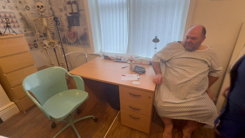Aaexperiencesltd: Partea 1: Matron Satana și domnul Jones Examinare anală!