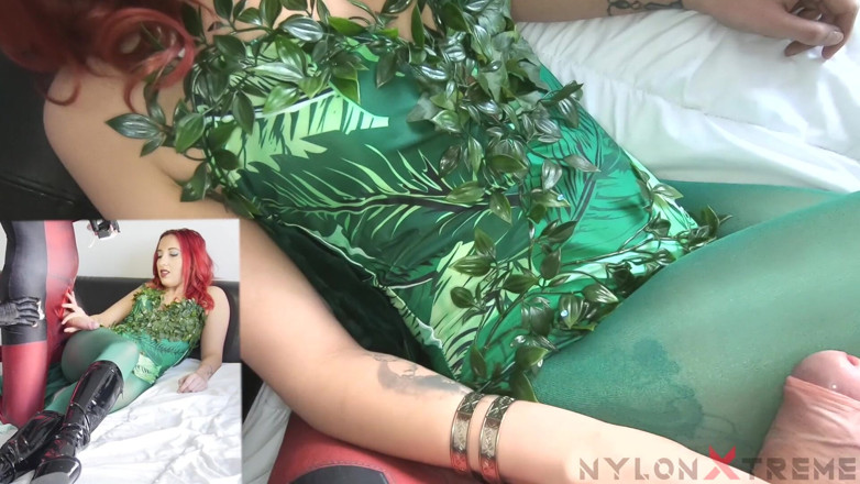 Nylon Xtreme: Anais Latour - Poison Ivy avec des collants en nylon vert...