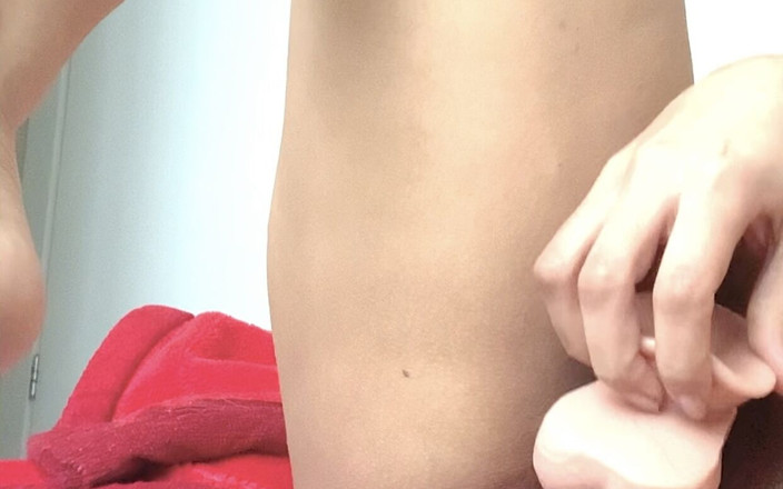 Cuteamy: Une jeune fille aime utiliser son petit jouet