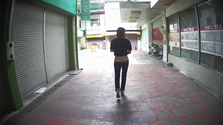 Mayumi Kanzaki: Tante seksi dengan celana jins ultra low rise di luar...
