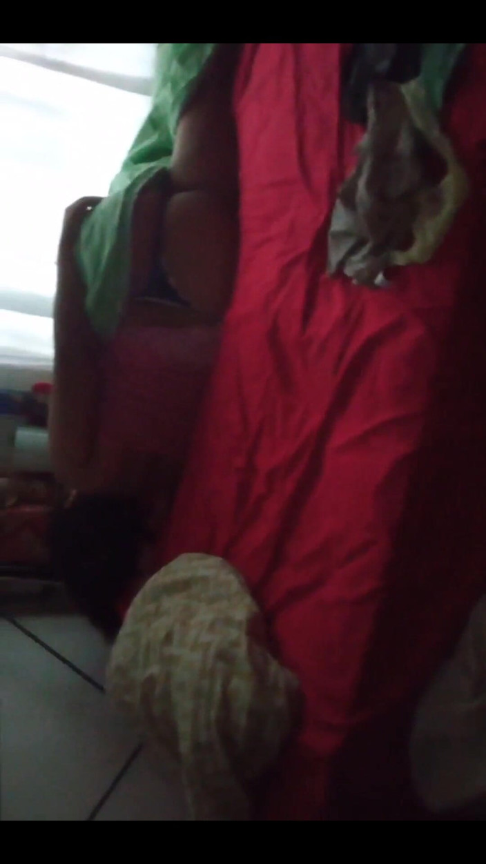 Karmicoxv: Je me masturbe avec le string usagé de ma femme...