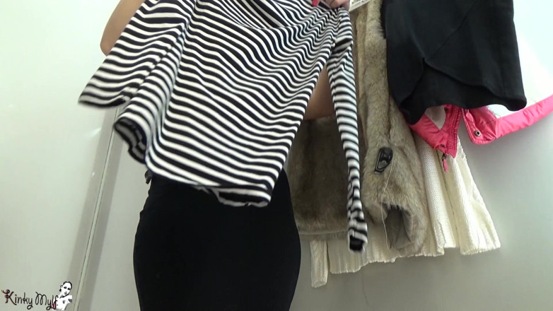 Wet Kelly: MiLF bollente si masturba nel camerino
