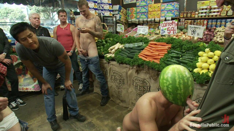 Bound in public: Un vol à l’étalage studly prend une aubergine dans le cul...