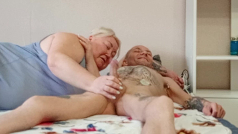 Zona901: Sousedka saje všechno sperma z ptáka
