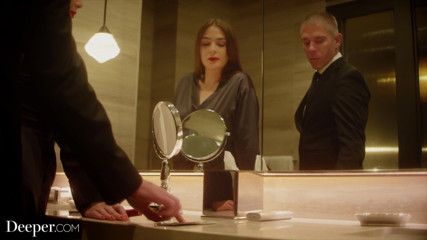 Deeper: गहरी। शादीशुदा मिक चालाक domme Emma को प्रस्तुत करता है