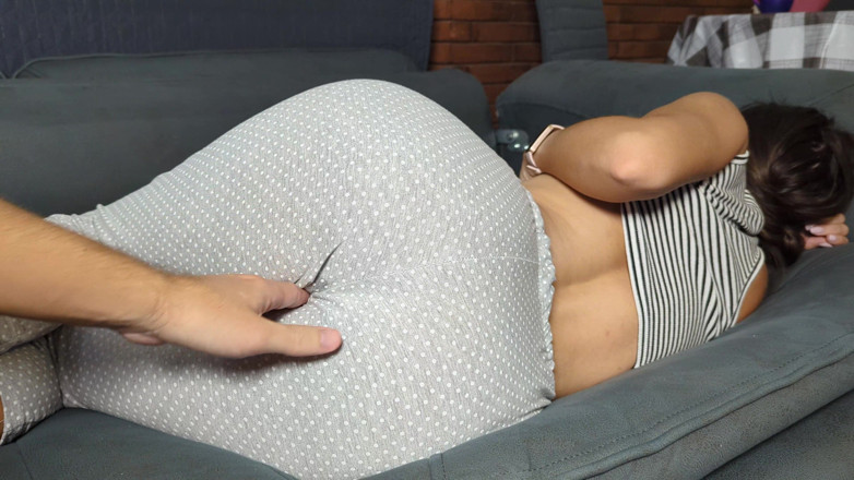 Nipple Stock: Macecha mi dovoluje šukat její těsnou kundičku poté, co její kundička...