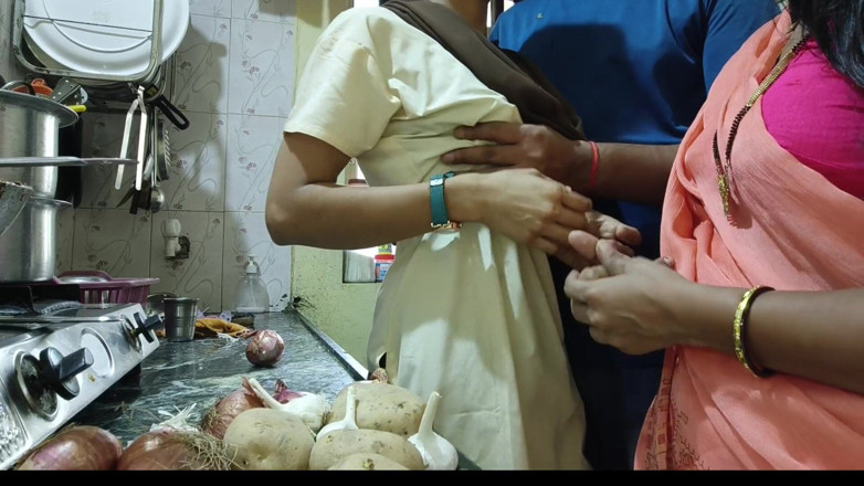 Mumbai Ashu: Ein junge mit zwei mädchen, Mumbai Ashu champa und Raj