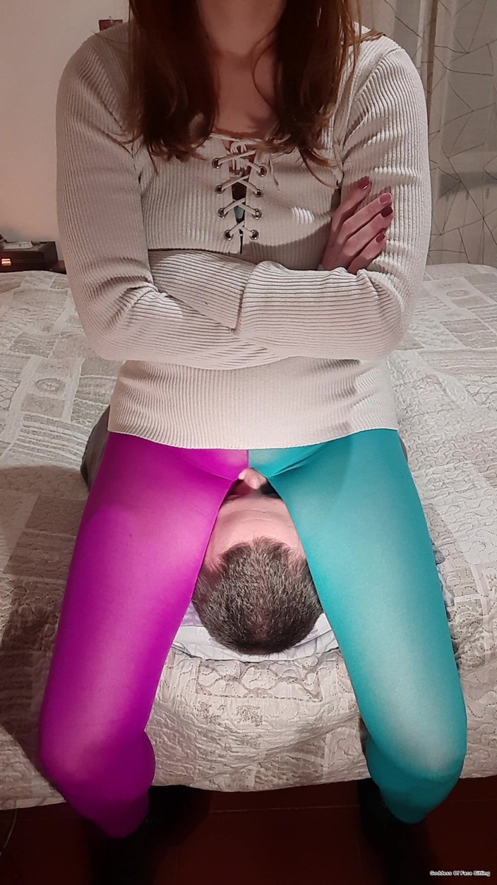 goddess82: Сексуальна Стефані smoth**s її бідний раб!
