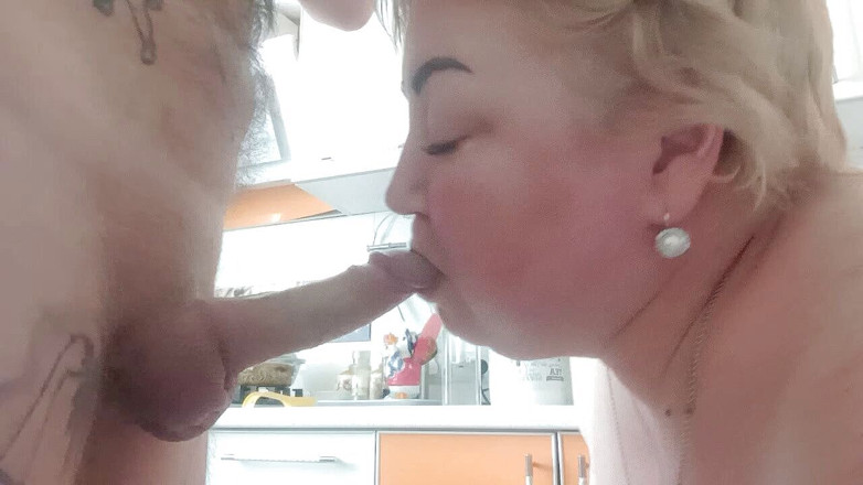 Zona901: Une MILF BBW me suce la bite et se fait...