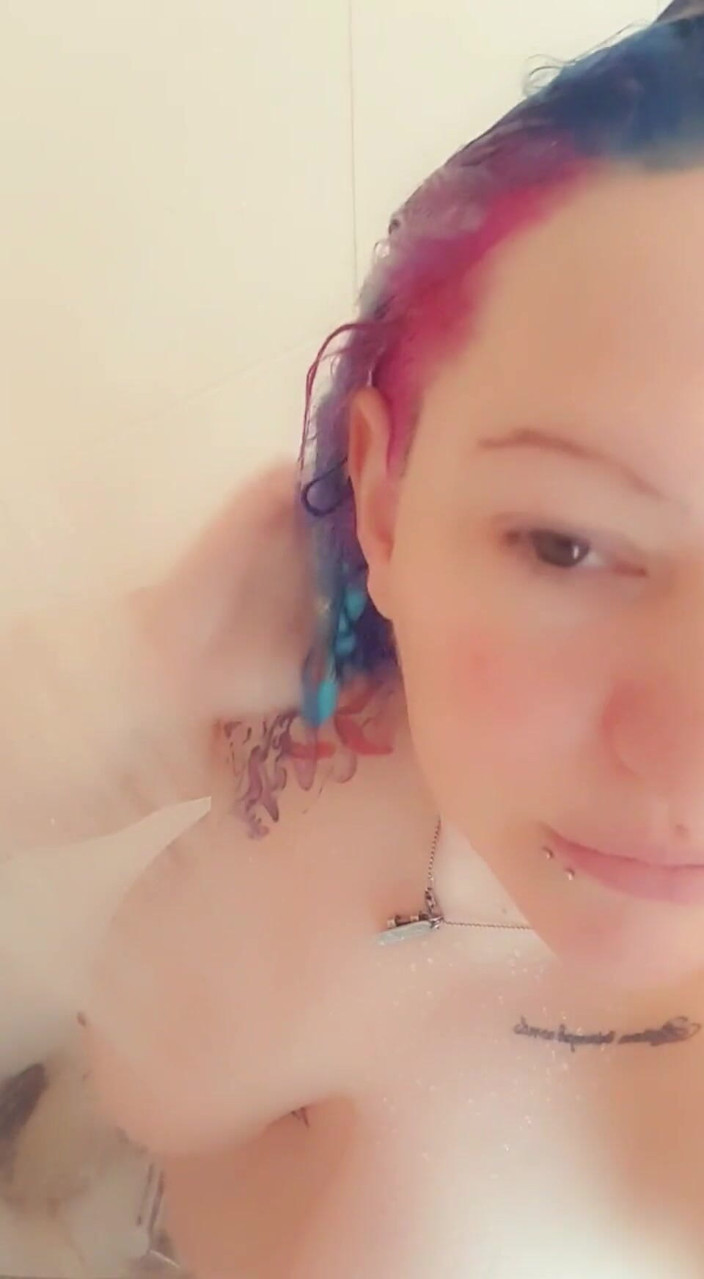 Livie Blainn: Bewerbungen für shower buddy nehmen