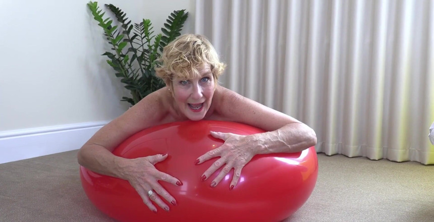 Molly MILF: Aku pengen banget muasin memekku pakai balon karet raksasa sampai...