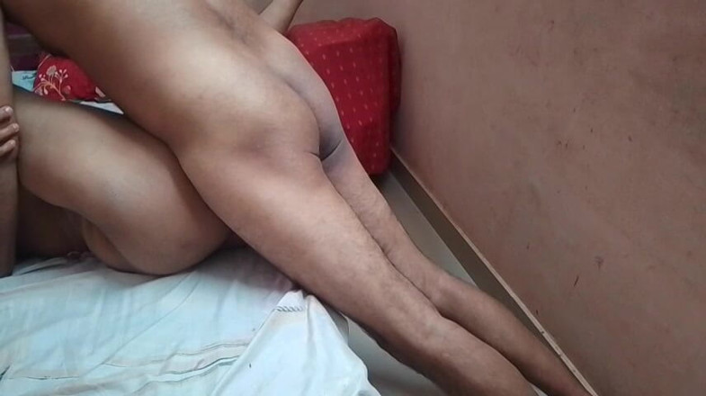 LEGSCOUPLE12: Une Malaisienne indienne se fait baiser par son mari