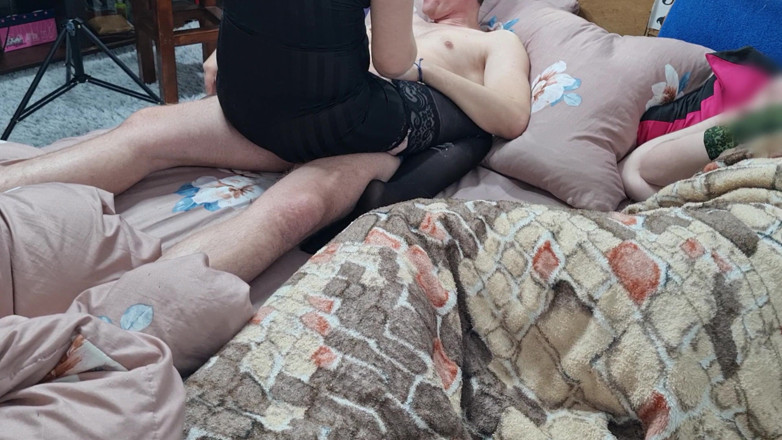 Viktoria_sekret: Дружина розмовляє з чоловіком і бере член свого друга, частина 1