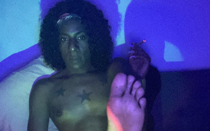 MerlinMystique: Membelaiku menggunakan vibratorku
