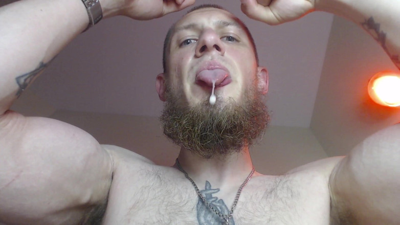 Hunky time: М'язистий самець домінує, плює і має волохаті пахви