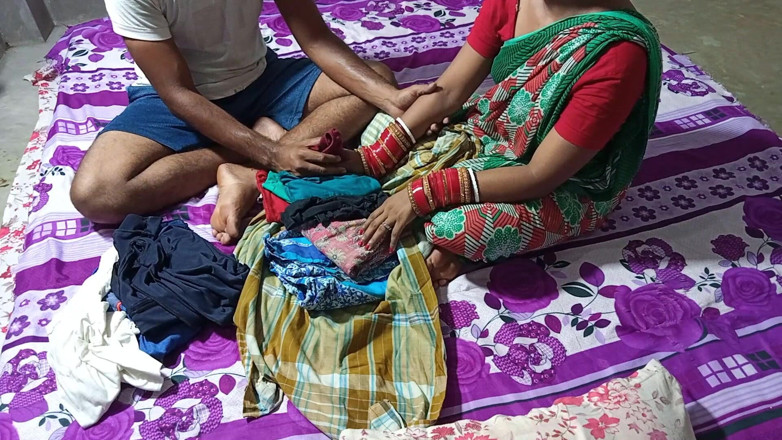 FireeCouple: Pagi-pagi aku kapde bechne wali garib ladki ko pese dekar...