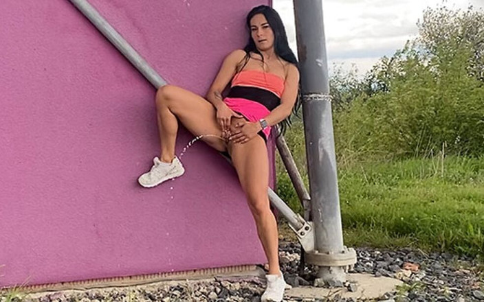 Puffy Network: Espiègle Lexi de Got2Pee où des filles viennent pisser