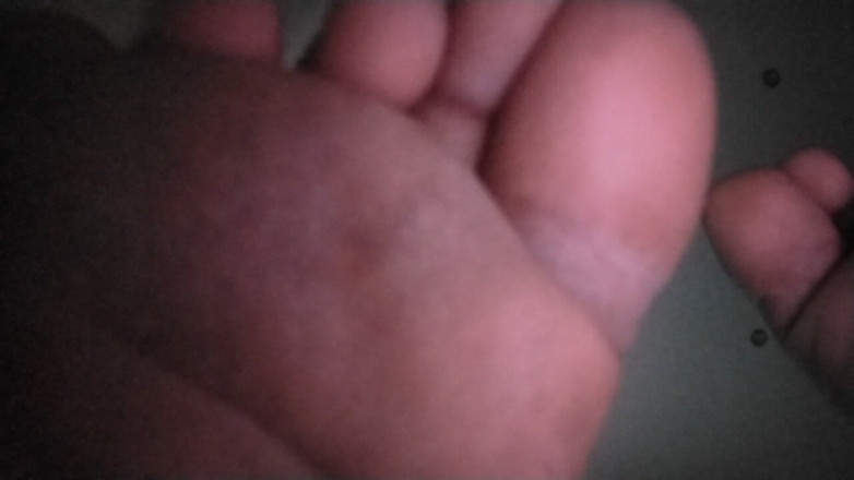 What-TheFetishQueen: Une bombasse mignonne te blesse avec ses pieds littés pour...