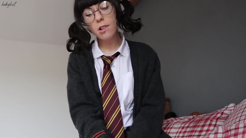 Fetpup: Без презерватива трахає дівчину gryffindor