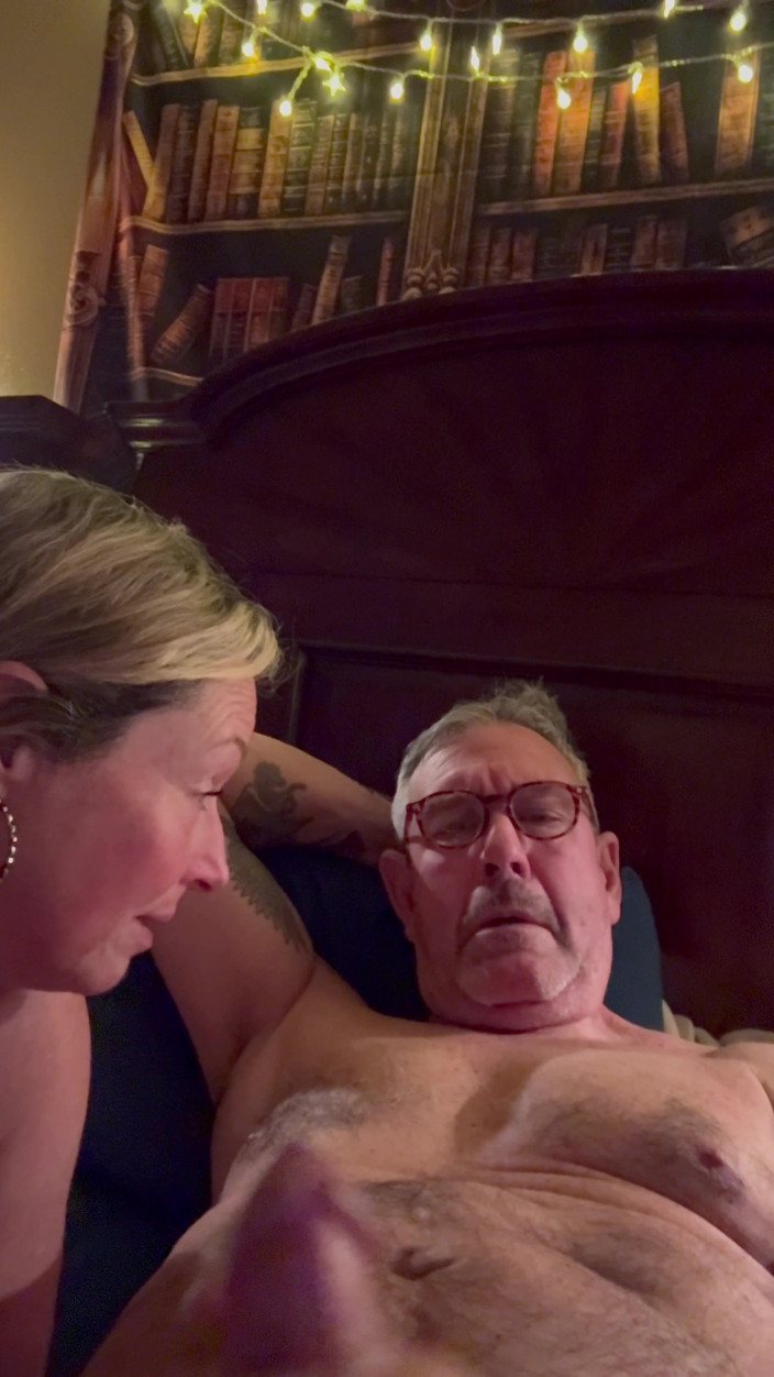 Bonewizzard69: Une femme mature joue avec de la nourriture et une...