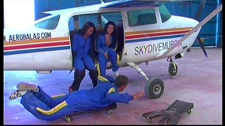 Inhonorof porn: フライトインストラクターと一緒に飛行機で3人
