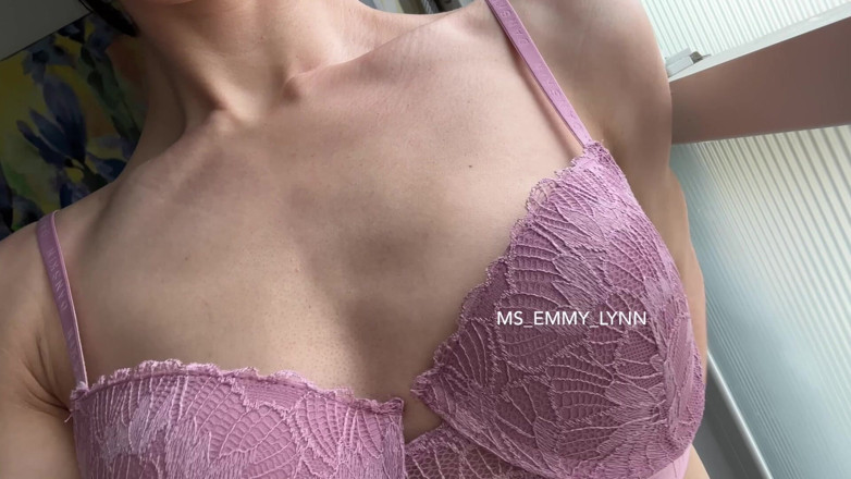 Ms_Emmy_Lynn: Senin için en sevdiğim sutyenini çıkariyorum: küçük memeler dik memeler
